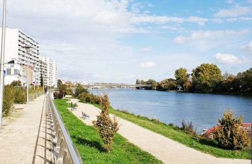 Juvisy-sur-Orge Apartment | Paris (12mn), Station, shops, Nice studio facing the Seine