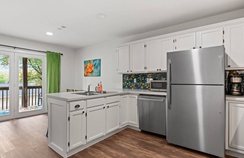 Richmond Apartment | Park Place #1 - Stylish Apartment Located Across From Park