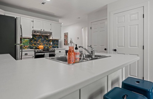 Richmond Apartment | Park Place #1 - Stylish Apartment Located Across From Park