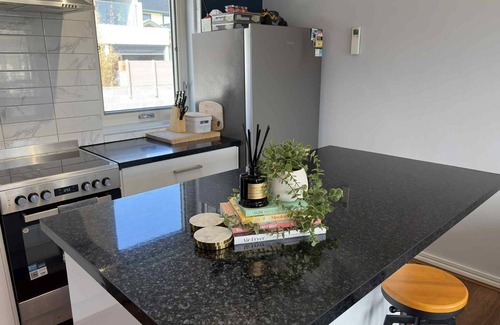 Parkdale Apartment | Parkdale Gem – Walk to Beach, Wine & Vibes