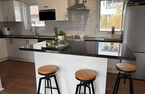 Parkdale Apartment | Parkdale Gem – Walk to Beach, Wine & Vibes