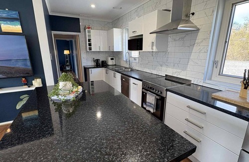 Parkdale Apartment | Parkdale Gem – Walk to Beach, Wine & Vibes