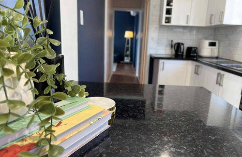 Parkdale Apartment | Parkdale Gem – Walk to Beach, Wine & Vibes