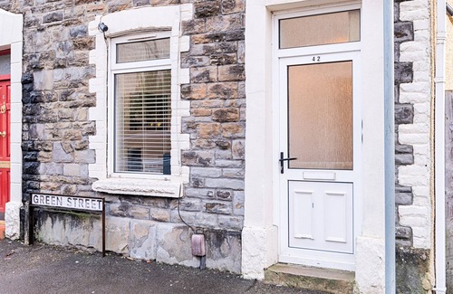 Margam House | Parking, Tv in Every Bedroom!