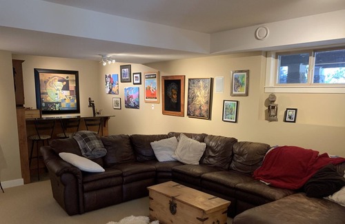 Coldstream House | Parklike property on Coldstream creek, with pool, minutes to Kal beach