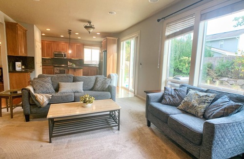 Starcrest House | Parkside 5B Retreat, Large yard w/bbq