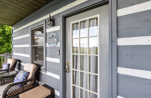 Fancy Gap Cabin | Parkway Lodge with Jacuzzi and Mountain Views! Cabin 11