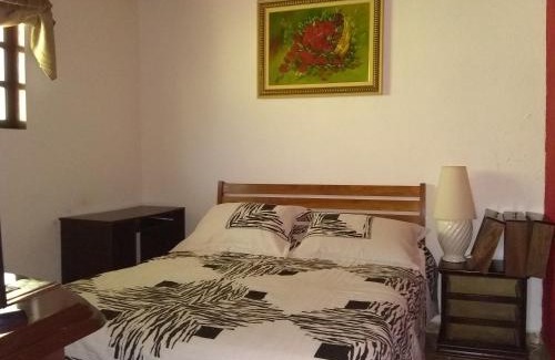 V Cristina House | Parque das Cerejeiras suíte básica-pernoite-semanal e mensal a passeio ou serviço