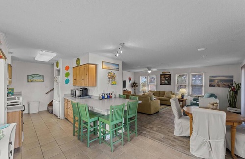 South Nags Head House | Parrothead Inn 4 Bedroom 2 Bath Semi-Oceanfront Home in Nags Head