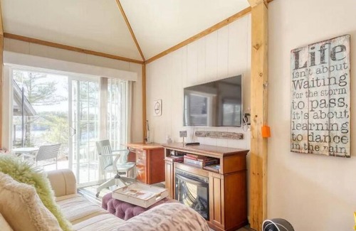 Seguin Cabin | Parry Sound Bunkie - Dock, BBQ, Firepit & Pets