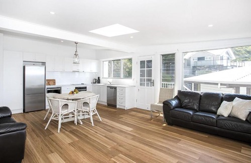 Mollymook Beach Apartment | Pas Beach House Apartment 1