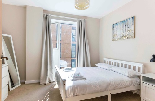 Trumpington Apartment | Pass the Keys | 2BR Modern Apartment with Free Parking