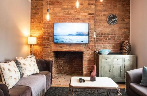 Holland Park Apartment | Pass the Keys A Vibrant Characterful Mews House with Air Con