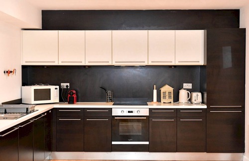 Riverside Apartment | Pass the Keys | Bright & Perfectly Located!