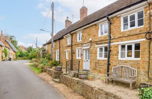 Bloxham House | Pass the Keys | Charming 16th Century Cottage in Central Bloxham