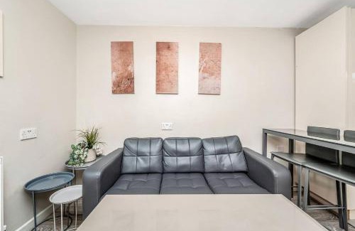 Stepney Green Apartment | Pass the Keys Modern Apartment by Whitechapel Hospital