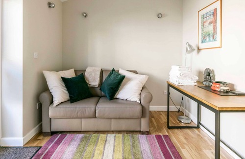 Arbury Apartment | Pass the Keys | *NEW* Self Contained Garden Annex 5☆ location