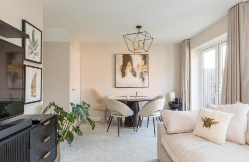 Bracknell House | Pass the Keys Serene Home in Leafy Warfield w Private Garden