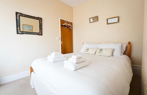 Borth House | Pass the Keys Spacious 4 bed house overlooking Borth Beach