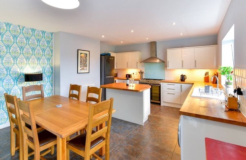 Barry House | Pass the Keys | Spacious 4 Bedroom home with Parking Garden