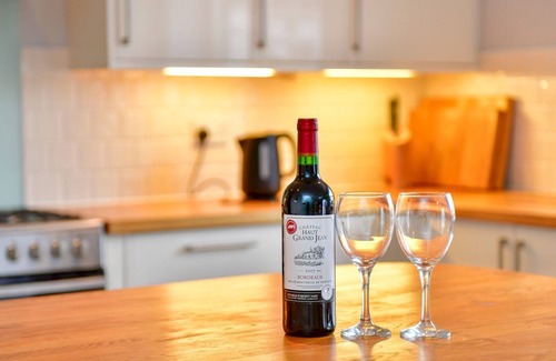 Barry House | Pass the Keys | Spacious 4 Bedroom home with Parking Garden