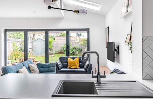 Iffley House | Pass the Keys | Stunning Modern 4 Bed with Parking and Garden