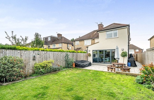 Iffley House | Pass the Keys | Stunning Modern 4 Bed with Parking and Garden