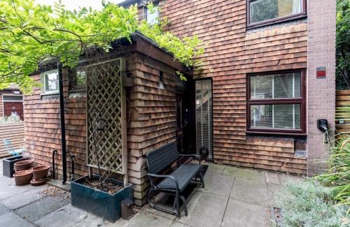 Greenwich West House | Pass the Keys Stylish 3-Bed Greenwich Retreat Garden Parking