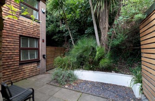 Greenwich West House | Pass the Keys Stylish 3-Bed Greenwich Retreat Garden Parking