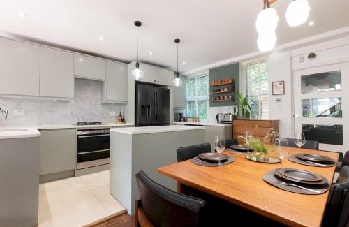 Greenwich West House | Pass the Keys Stylish 3-Bed Greenwich Retreat Garden Parking