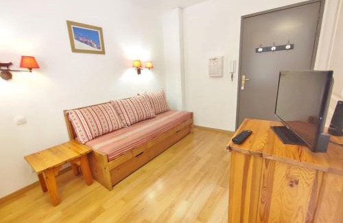 Bagneres-de-Luchon Apartment | Pat 83, T2, centre Luchon, wifi, casier à skis, 4 personnes