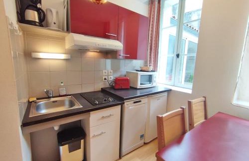 Bagneres-de-Luchon Apartment | Pat 83, T2, centre Luchon, wifi, casier à skis, 4 personnes
