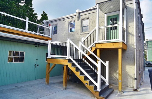 Chestnut Hill Apartment | Patio/Grill/Chestnut Hill/2 BR/1.5 BA