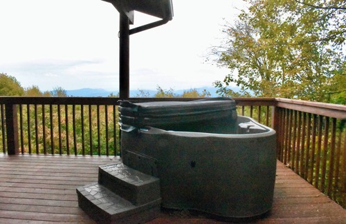 Beech Mountain Cottage | "Paws" for Views; Hot Tub; 2 Minutes to Slopes