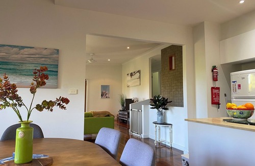 Port Macquarie House | Paws n Relax- pets, walk to off leash beach, & cafes, outdoor bath & shower.