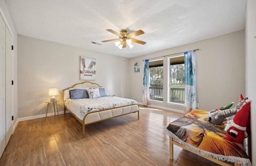 College Park House | Peace and beauty lake view of Many and large glass windows. All new furnitures!