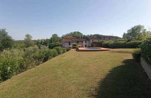 Montecarlo House | Peace and quiet live here: farmhouse surrounded by greenery.