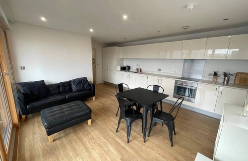 Bethnal Green Apartment | Peaceful 1BD Flat With Balcony - Bethnal Green