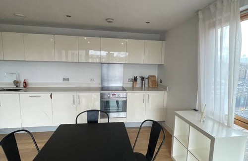 Bethnal Green Apartment | Peaceful 1BD Flat With Balcony - Bethnal Green