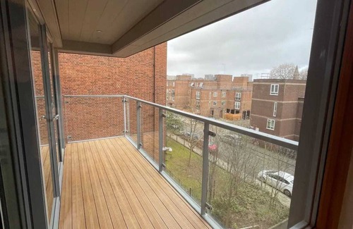 Bethnal Green Apartment | Peaceful 1BD Flat With Balcony - Bethnal Green