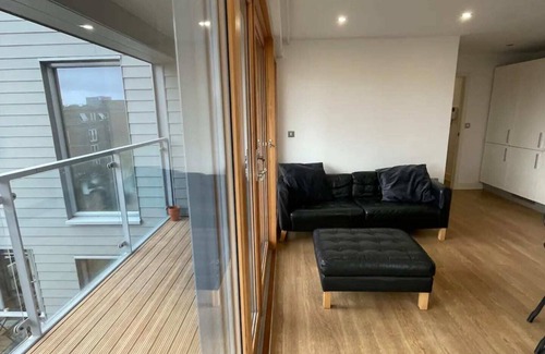 Bethnal Green Apartment | Peaceful 1BD Flat With Balcony - Bethnal Green