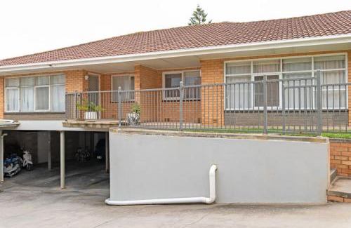 Glenelg North Apartment | Peaceful at the Pat - Free wine