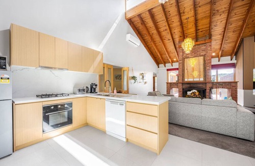 Wonga Park House | Peaceful Bushland Retreat with Treetop Hills Views