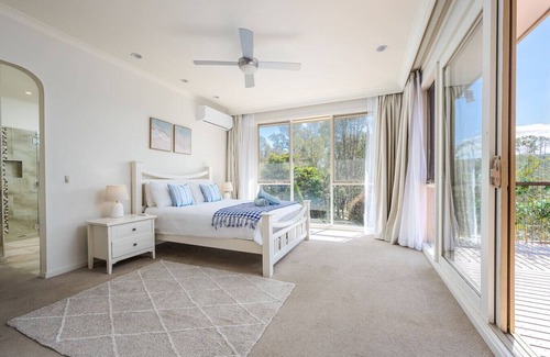 Wonga Park House | Peaceful Bushland Retreat with Treetop Hills Views