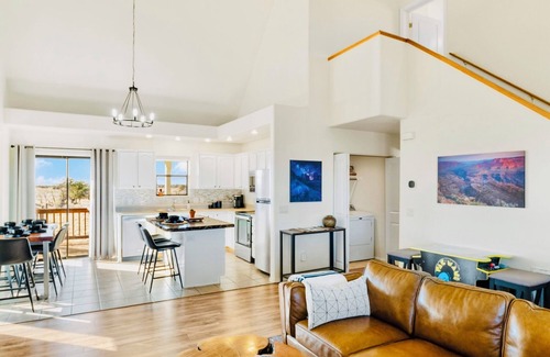 Valle House | Peaceful Family Getaway 30 Mins to Grand Canyon-Full Kitchen-Porch Swings-W/D