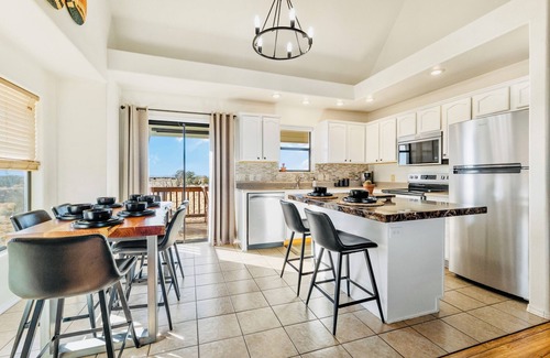 Valle House | Peaceful Family Getaway 30 Mins to Grand Canyon-Full Kitchen-Porch Swings-W/D