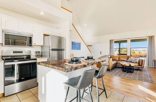 Valle House | Peaceful Family Getaway 30 Mins to Grand Canyon-Full Kitchen-Porch Swings-W/D