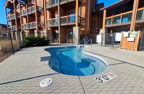 Wisconsin Dells Condo | Peaceful gem with golf course - near Noah’s Ark & Mt. Olympus