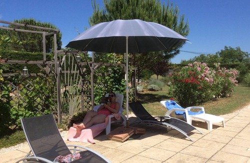 Le Val Apartment | Peaceful gite with pool in rural Provence ideal for coast and lake visits.
