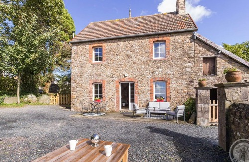 Montpinchon Cottage | Peaceful house in Montpinchon with fireplace and garden - Pets allowed